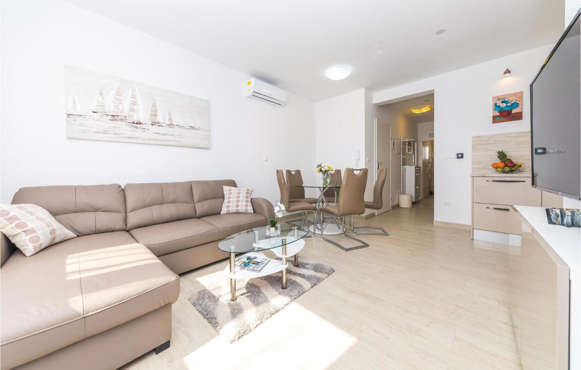 2 Bedroom Amazing Apartment In Trogir Eksteriør bilde