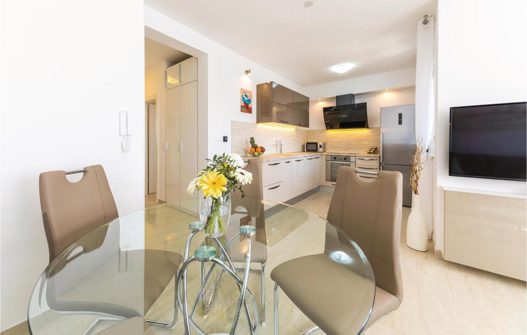 2 Bedroom Amazing Apartment In Trogir Eksteriør bilde
