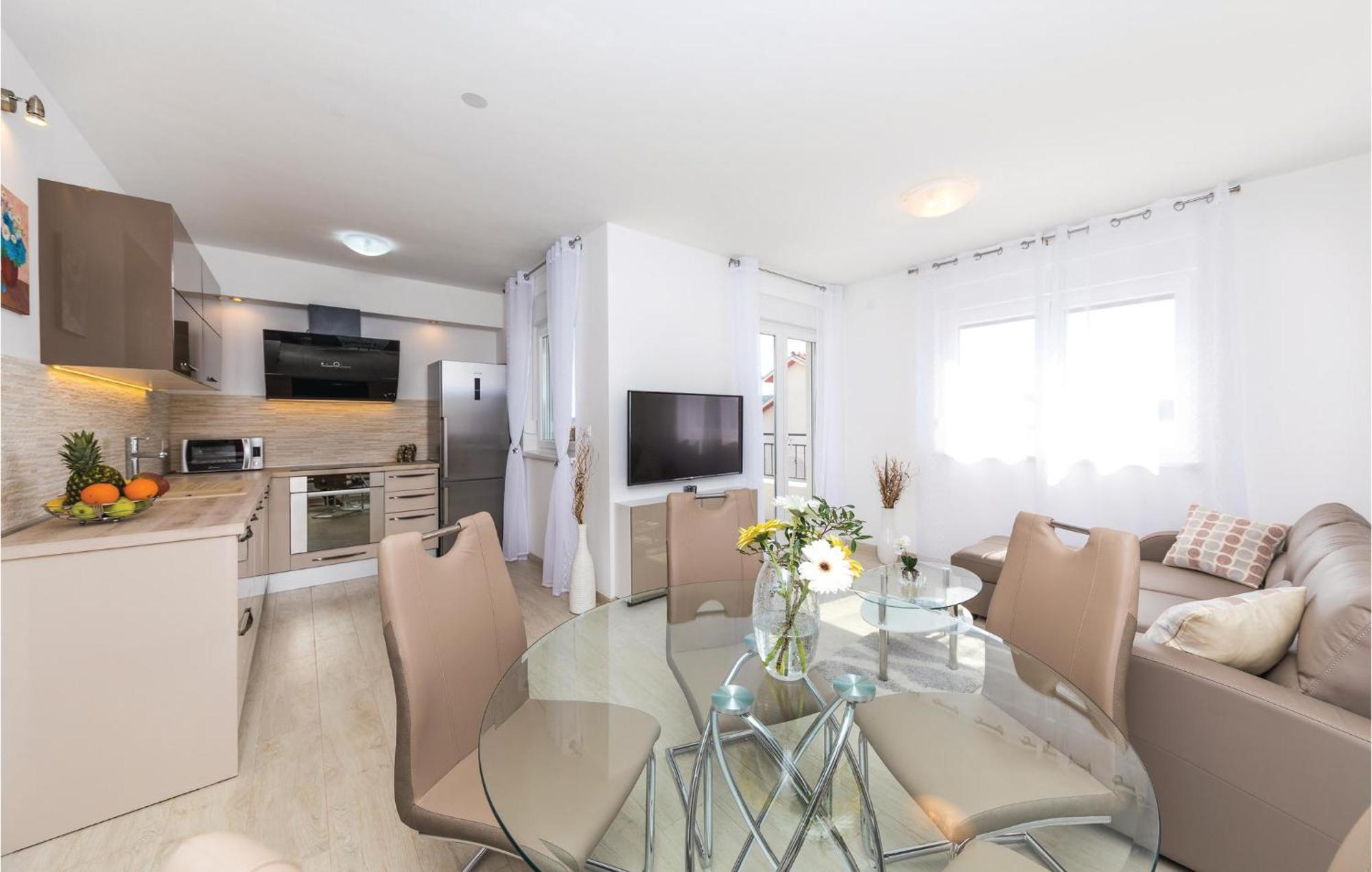 2 Bedroom Amazing Apartment In Trogir Eksteriør bilde